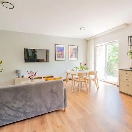 New & Cozy By The Park Apartment *