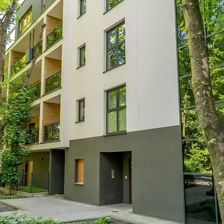 New & Cozy By The Park Apartment *